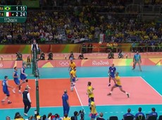 No vôlei masculino, Brasil perde para a Itália e vê classificação ameaçada
