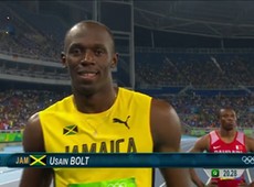 Sorrindo, Bolt avana  final com o melhor tempo