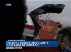 Policial agride ambulante com taco de beisebol