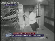 Ladrões roubam mochila de criança