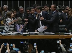 Bolsonaro se descontrola após ser citado na sessão em defesa da mulher
