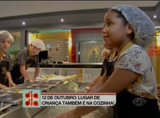 Crianças aprendem a preparar pizza