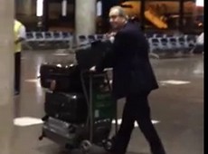 Eduardo Cunha apanha de mulher aps ser hostilizado em aeroporto do Rio