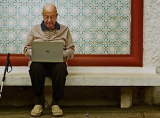 Aos 102, criador da Manah trabalha, dirige e  craque no computador