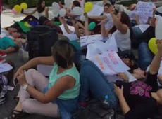Professores protestam em frente da casa de Doria, no Jardim Europa