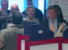 Hillary Clinton e seu marido, Bill, votam em Chappaqua; veja