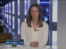 Investidores voltam a comprar dólares