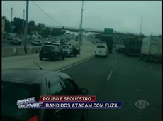 RJ: Bandidos atacam com fuzil na Avenida Brasil