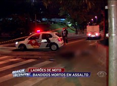 Ladrões são mortos por desconhecido em um carro