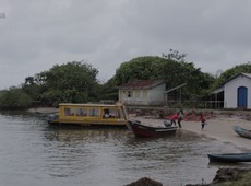 Alta da mar em ilha no litoral de SP expulsa pescadores de vila centenria