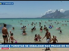 RJ: cor do mar surpreende e turistas se divertem