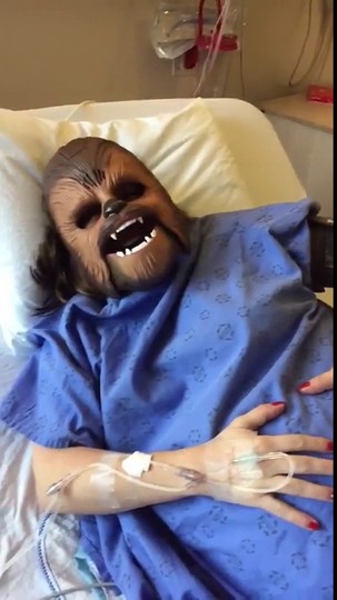 Americana inicia trabalho de parto usando máscara do Chewbacca