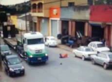 Motociclista  arremessado aps bater em carro no interior de SP; veja