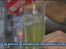 Misturar energéticos com álcool causa riscos