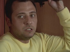 Cengiz é atacado por um capanga de Ramiz