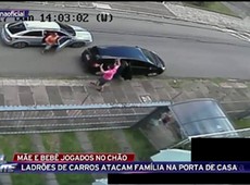 Mãe e bebê são jogados no chão em assalto em Porto Alegre