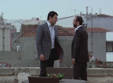 Ezel se irrita e agride Tefo