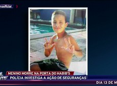 Familiares e amigos protestam pela morte de garoto