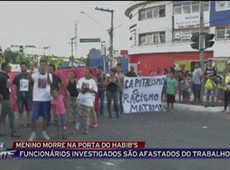 Pessoas se manifestam contra Habib's após morte de garoto