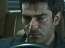 Ezel observa inimigos de Ramiz