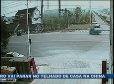 Carro perde o controle e para no telhado de casa na China
