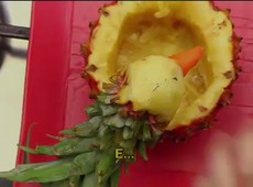 Yuko faz uma escultura de passarinho com abacaxi