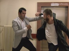 Oito e Ezel travam uma luta violenta