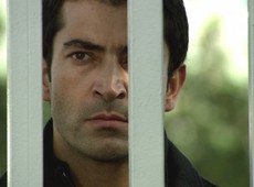 Ezel vê Yan e Eysan indo embora de avião