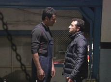 Cengiz diz a Ezel que é capaz de matá-lo