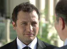 Cengiz é convidado a fazer parte de um projeto secreto