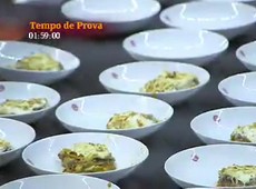 Equipes servem lasanhas aos 200 convidados