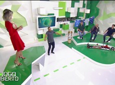 Renata Fan desfila na mesa ao som do hino do Inter