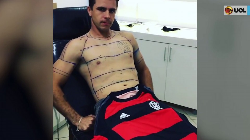 Bitterness Variety typhoon Vídeo: Torcedor está tatuando camiseta do Flamengo no corpo - - UOL Esporte