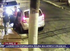 Ladrão com espingarda rouba mulheres e crianças