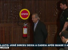 José Dirceu deixa prisão em meio a protestos em Curitiba