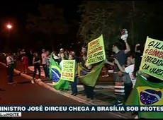José Dirceu é recebido com protestos em Brasília