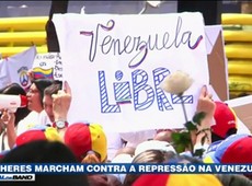 Estátua de Hugo Chávez é depredada em protesto