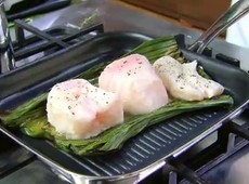 Nayane se atrapalha e quase coloca fogo na cozinha