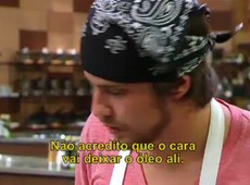Todos ficam nervosos com Vitor na cozinha