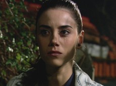 Eysan vê Bade na casa de Ezel e fica arrasada
