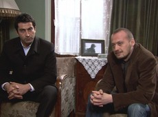 Ezel leva o investigador de polícia à casa de seus pais