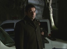 Ezel é levado pela polícia