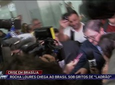 Rocha Loures chega ao Brasil sob vaias