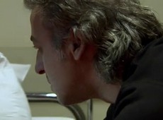 Ramiz briga com Ali no hospital e descobre que vai ser avô