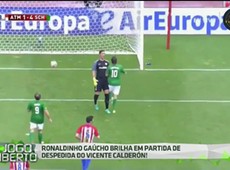 Ronaldinho Gaúcho brilha na despedida do Vicente Calderón