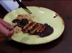 Paola para Vitor: Você cozinha muito bem e emprata muito mal