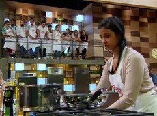 Nayane copia processo de Taise no preparo da bérnaise