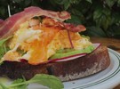 No brunch do HM Food Caf, tostada junta abacate, ovos mexidos e bacon