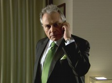 Kenan fica bravo ao saber que Eysan e Ezel querem fugir