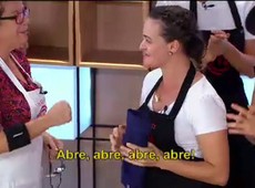 Jacquin dá seu avental de presente para Aderlize